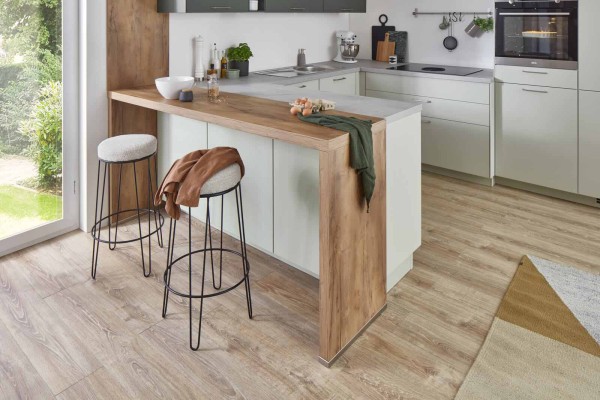 Nobilia Einbauküche Senso Jade Premium matt U-Küche gemütliche Theke Holzoptik Nischenverkleidung moderne Familienküche