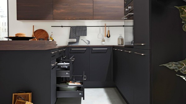 Interliving Einbauküche 3031 Schwarz softmatt/Nussbaum Großzügige Küche Küchenzeile U-Form modern Designküche dunkle Küchenfronten