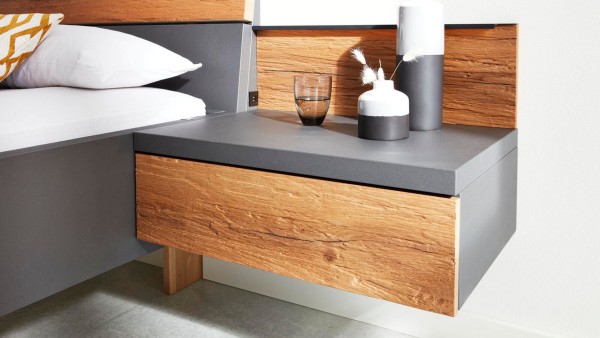 Interliving Schlafzimmer 1025 graphit Bett mit Hängekonsole Nachtschrank Nachttisch schwebend holz und grau modern Schlafzimmermöbel hochwertig