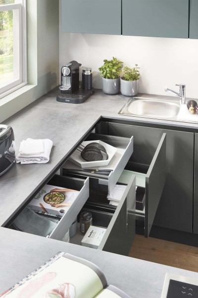 Nobilia Einbauküche Flash Schiefergrau U-Küche versteckte Auszüge Schubladen graue Arbeitsplatte dünn Slimline