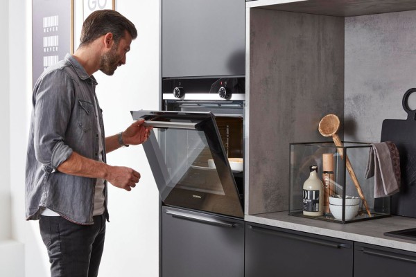 Interliving Einbauküche 3340 Schwarz Küchenangebot inkl. Elektrogeräte Siemens Backofen  Kochfeld Kühlschrank modern Küche im Angebot