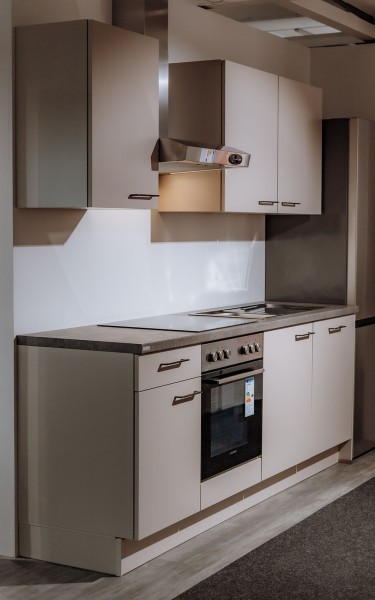 Nobilia Einbauküche Laser Sand kompakte Küchenzeile sandfarbene Fronten Anthrazit Metallgriffe modern kleine Küche mit Hängern
