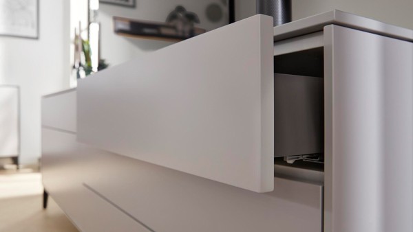 Interliving Wohnwand 2107 Eiche TV-Board Lowboard grau hellgrau mit Stauraum Schubladen grifflos ohne Griffe modern Metallfüße schwarz