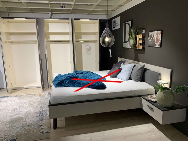 Interliving Schlafzimmer 1014 Kristallgrau matt Bett großer Kleiderschrank Nachtkästchen grau LED-Beleuchtung Stauraum