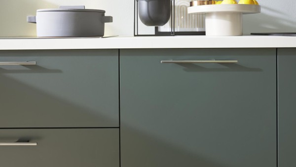 Interliving Einbauküche 3059 Black Green schwarzgrüne Fronten Küche längliche Metallgriffe Silber lang moderne elegante Küche