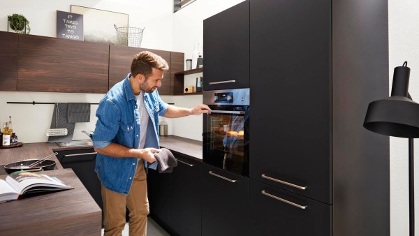 Interliving Einbauküche 3031 Schwarz softmatt/Nussbaum Küche mit integriertem Backofen AEG Backen auf Augenhöhe Küchenschrank schwarz