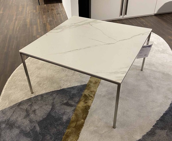 Interliving Couchtisch 6201 Marmor quadratischer Tisch Wohnzimmer Marmor-Optik Edelstahl Gestell modern minimalistische Wohnzimmermöbel
