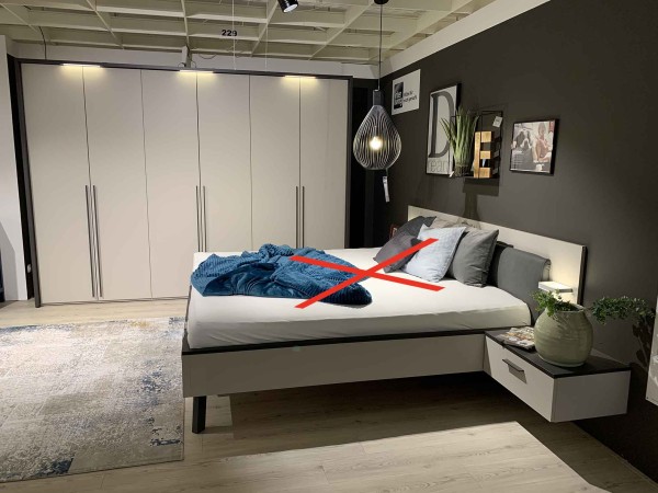 Interliving Schlafzimmer 1014 Kristallgrau matt Bett Doppelbett großer Kleiderschrank Nachtkästchen grau LED-Beleuchtung anthrazit