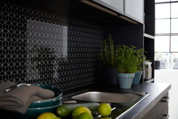 WERT-Küche Einbauküche Franziska Achatgrau/Onyxschwarz Glasnischenverkleidung Küche mit Nischenverkleidung schwarz Muster Glas Spritzschutz