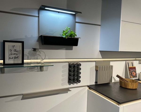 WERT-Küche Einbauküche Glasline matt Kristallweiß Küchenrückwand indirekte Beleuchtung Ordnungssystem Regale Kräuterbox