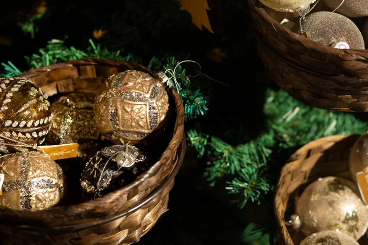 trend-weihnachtszauber-christbaumschmuck-christbaumkugeln-gold