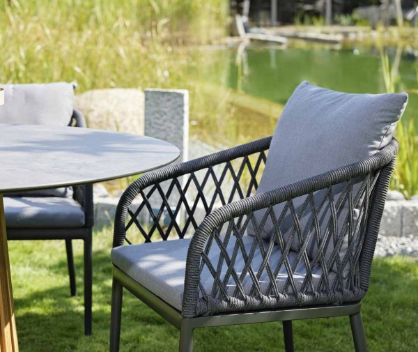 Interliving Armlehnstuhl 7004 grau hübscher Gartenstuhl boho Essplatzstuhl für Garten mit Armlehnen geflochten