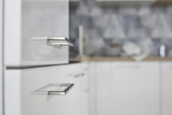 Interliving Einbauküche 3018 Weiß hochglanz Küche hell modern einladend Griffe Aluminium