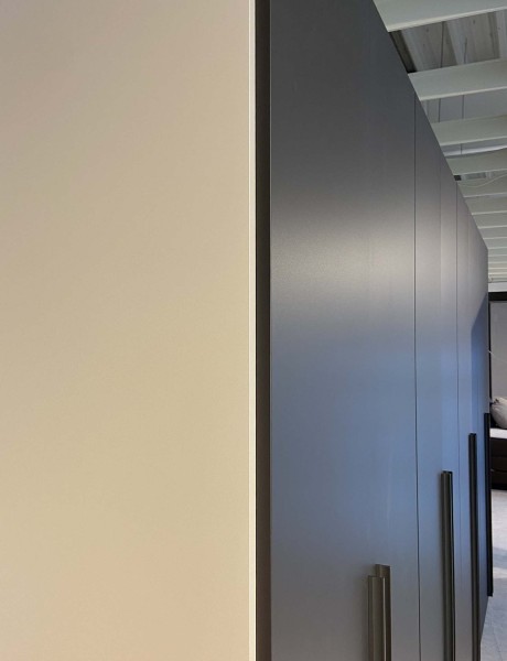 Interliving Schrank 1014 Schiefergrau Kleiderschrank zwei Grautöne moderner Schrank für Schlafzimmer schlicht